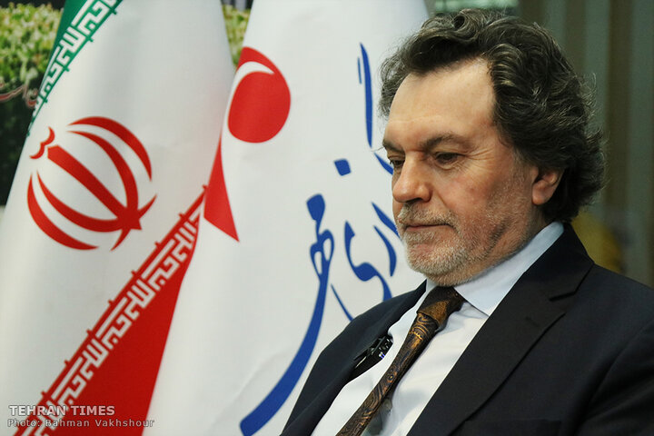 Turkish ambassador visits Tehran Times pavilion