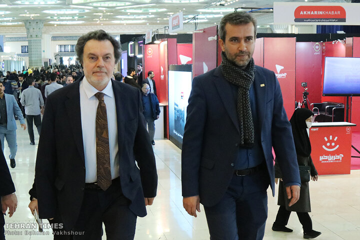 Turkish ambassador visits Tehran Times pavilion