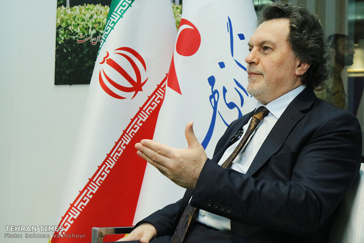 Turkish ambassador visits Tehran Times pavilion