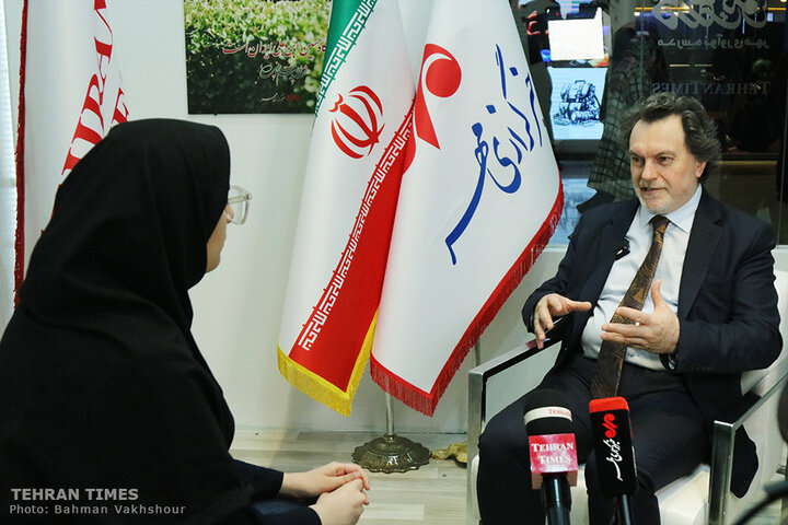 Turkish ambassador visits Tehran Times pavilion