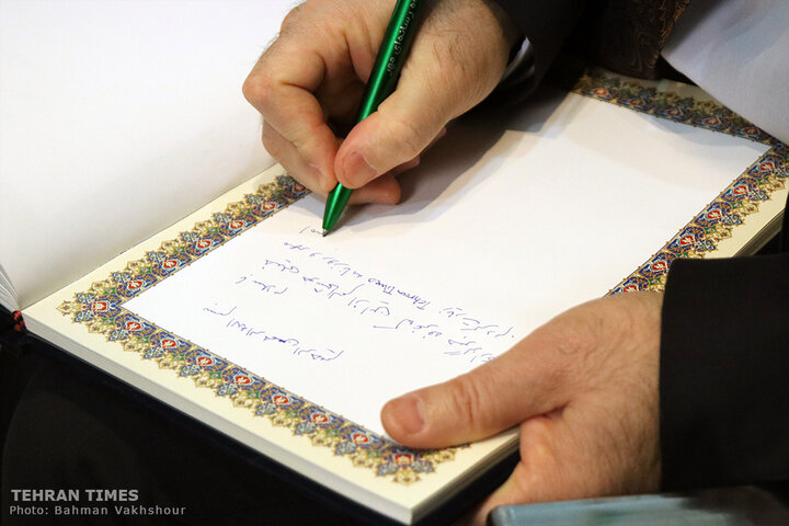 Turkish ambassador visits Tehran Times pavilion