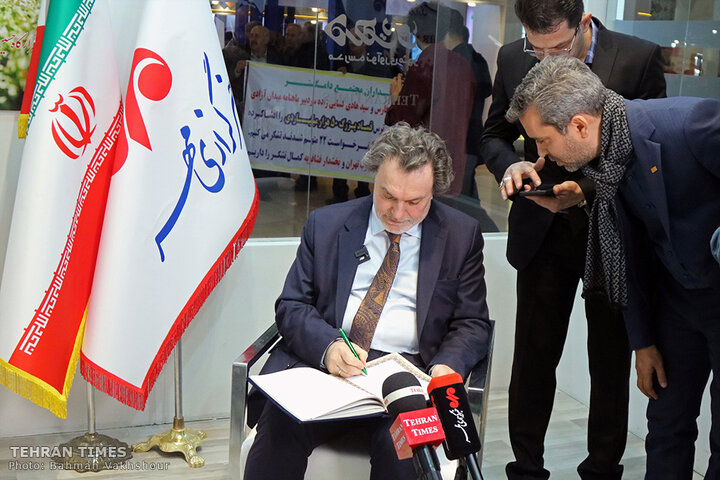 Turkish ambassador visits Tehran Times pavilion