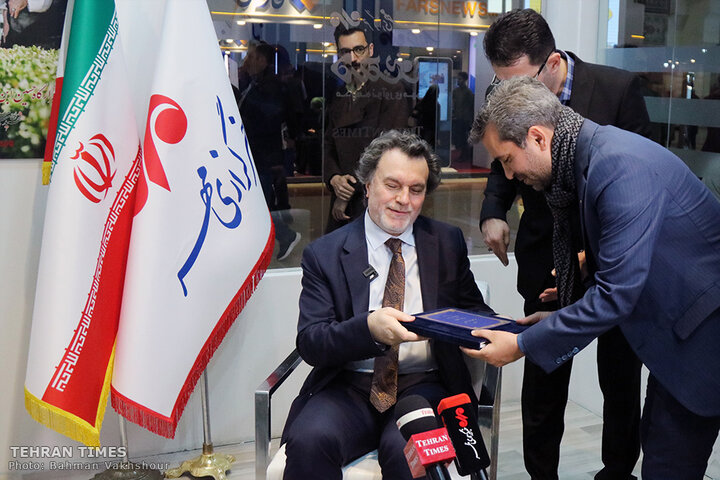 Turkish ambassador visits Tehran Times pavilion