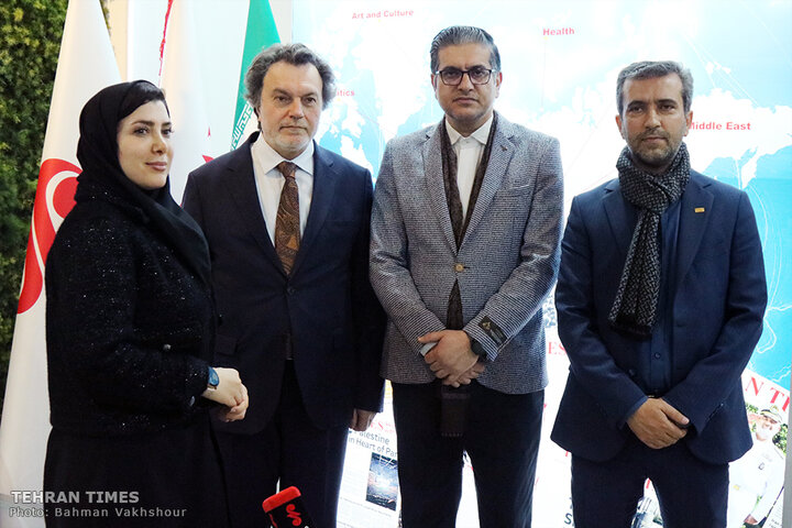 Turkish ambassador visits Tehran Times pavilion