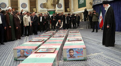 اقامه نماز به امامت رهبر معظم انقلاب بر پیکر شهدای حمله تروریستی به سفارت ایران در دمشق