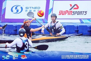 women's canoe polo