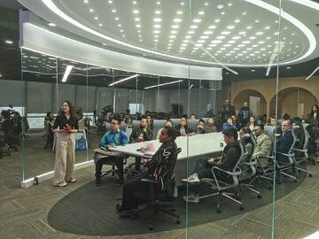 Foreign journalists involved in the CIPCC's media exchange program visited the People's Daily in Beijing on April 18, 2025