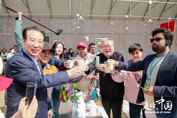 On Thursday, foreign reporters witnessed China's agricultural future firsthand at Inner Mongolia’s Chayouqian Banner Cold-Tolerant Vegetable Academician Workstation