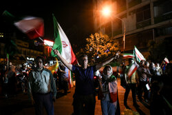 شادی مردم تهران پس از عملیات بشارت فتح