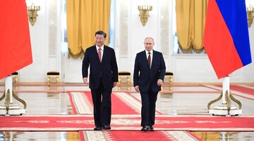 Chinese leader Xi Jinping and Russian President Vladimir Putin attend a welcome ceremony before talks at the Kremlin in Moscow.