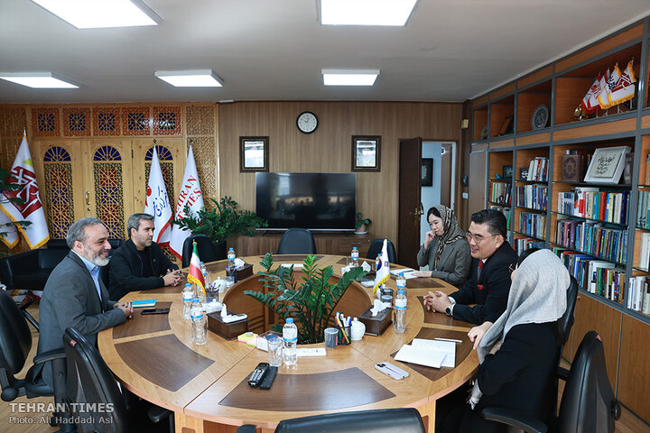 South Korean ambassador visits Tehran Times to strengthen bilateral ties