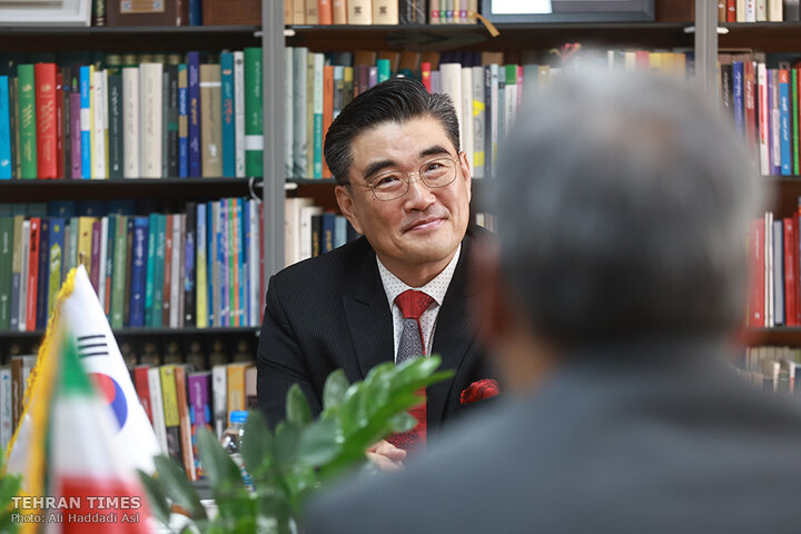 South Korean ambassador visits Tehran Times to strengthen bilateral ties