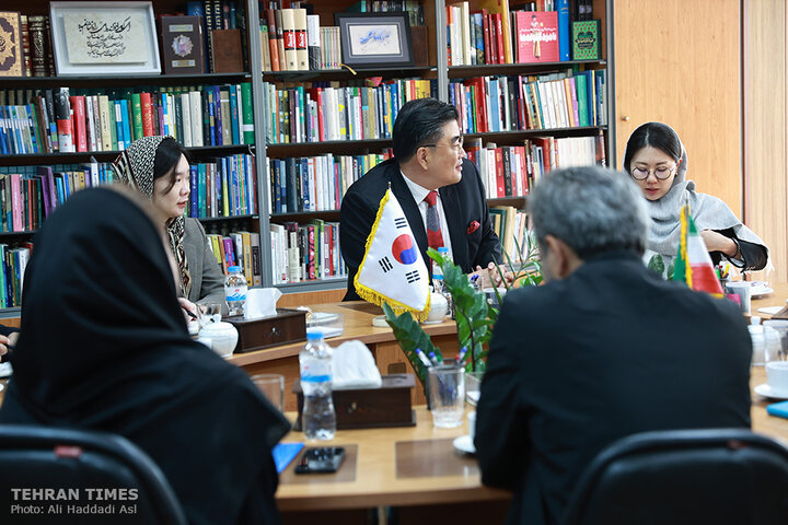 South Korean ambassador visits Tehran Times to strengthen bilateral ties