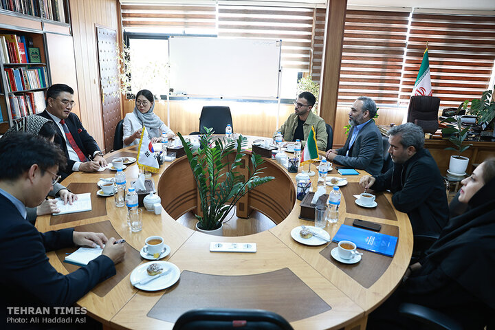 South Korean ambassador visits Tehran Times to strengthen bilateral ties