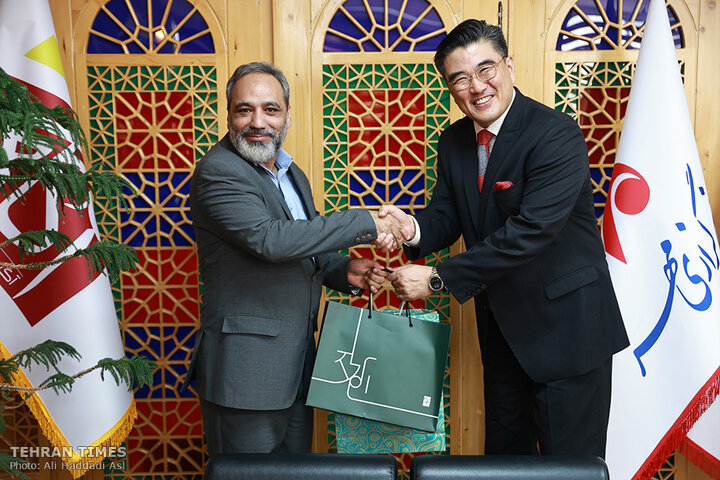 South Korean ambassador visits Tehran Times to strengthen bilateral ties