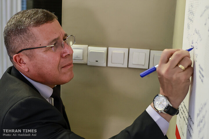 Tehran Times hosts Venezuelan envoy to expand bilateral cooperation