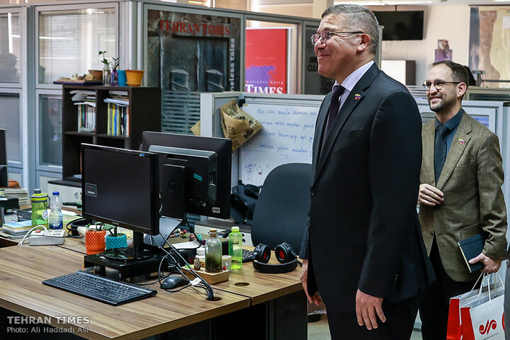 Tehran Times hosts Venezuelan envoy to expand bilateral cooperation