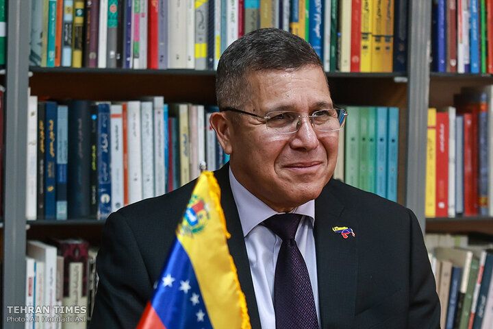 Tehran Times hosts Venezuelan envoy to expand bilateral cooperation