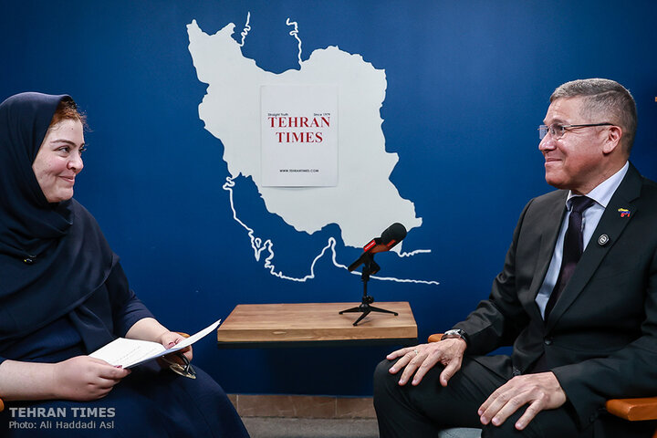 Tehran Times hosts Venezuelan envoy to expand bilateral cooperation