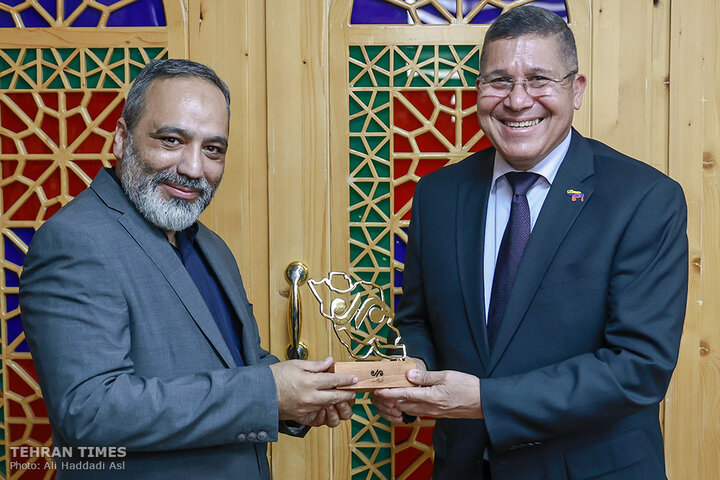 Tehran Times hosts Venezuelan envoy to expand bilateral cooperation