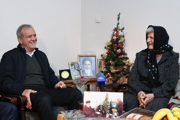 President Masoud Pezeshkian visited the family of the Christian martyr Razmik Khachatoorian in Tehran on Christmas eve.