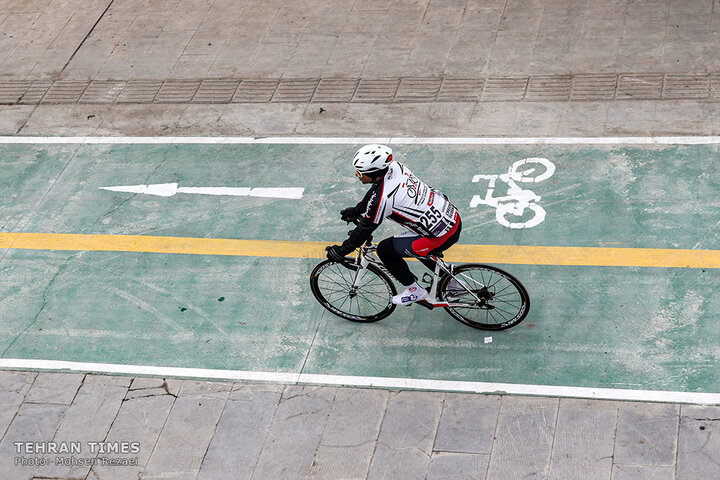 Tehran holds cycling race to promote clean transportation