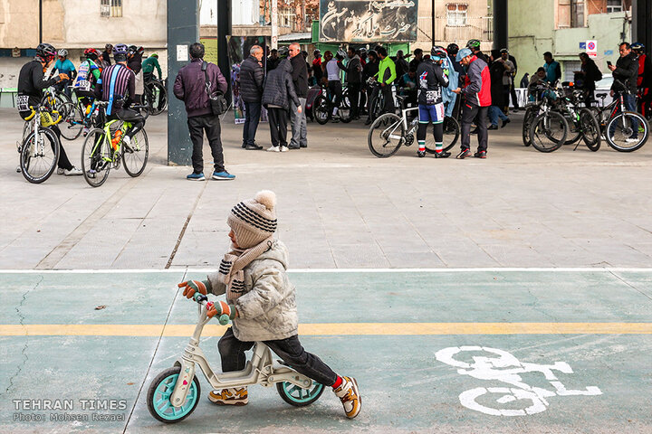Tehran holds cycling race to promote clean transportation