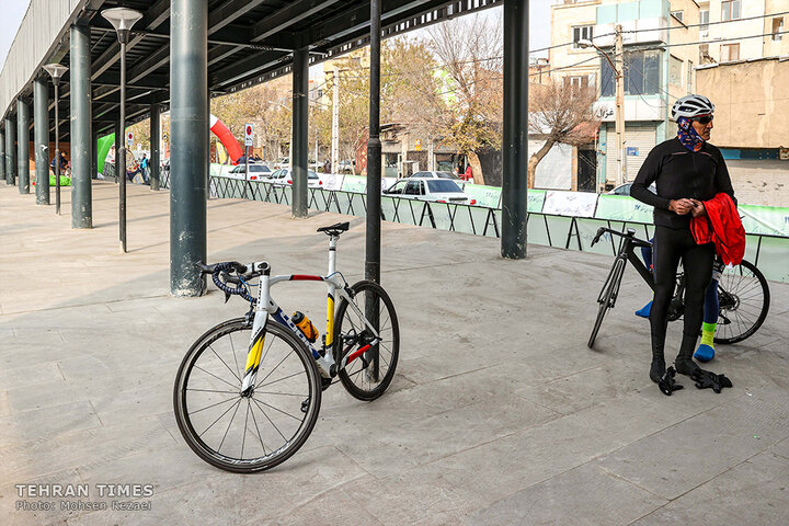 Tehran holds cycling race to promote clean transportation