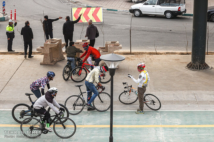 Tehran holds cycling race to promote clean transportation
