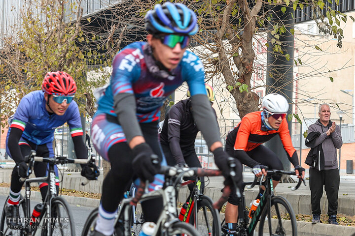 Tehran holds cycling race to promote clean transportation