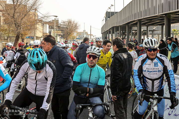 Tehran holds cycling race to promote clean transportation