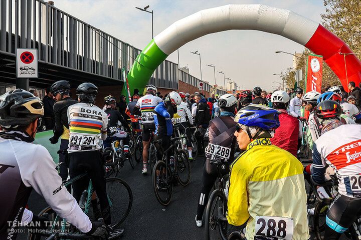 Tehran holds cycling race to promote clean transportation