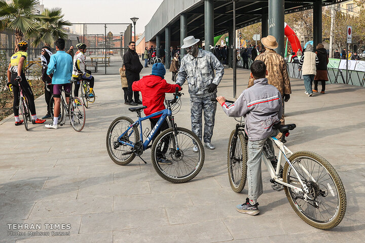 Tehran holds cycling race to promote clean transportation