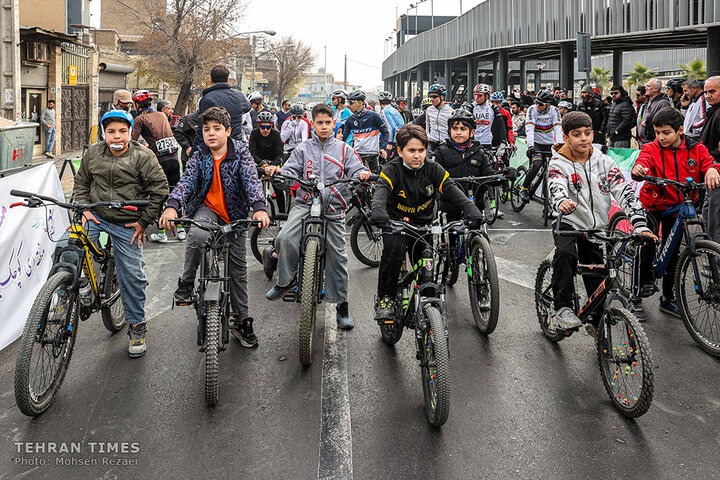 Tehran holds cycling race to promote clean transportation
