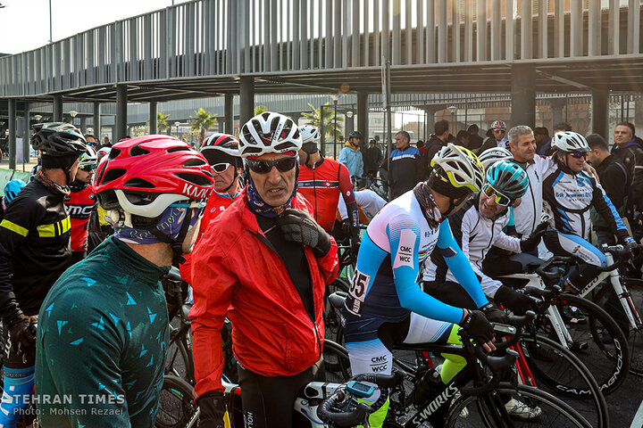 Tehran holds cycling race to promote clean transportation