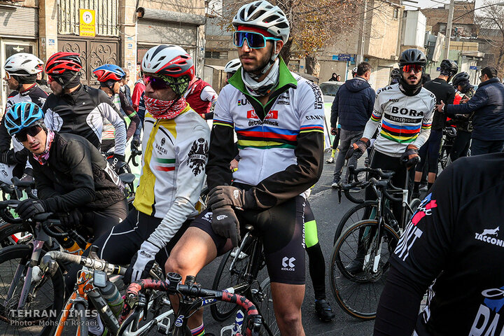 Tehran holds cycling race to promote clean transportation