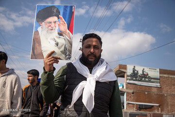 Kashmiris march in support of the Leader of the Islamic Revolution