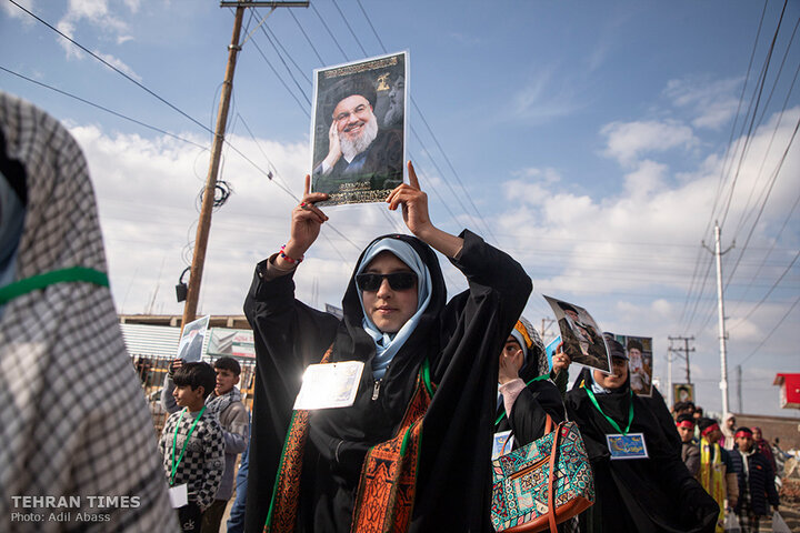 Kashmiris march in support of the Leader of the Islamic Revolution