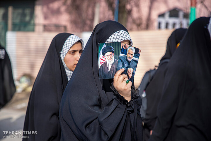 Kashmiris march in support of the Leader of the Islamic Revolution