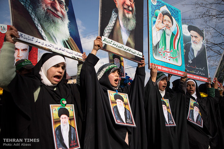 Kashmiris march in support of the Leader of the Islamic Revolution