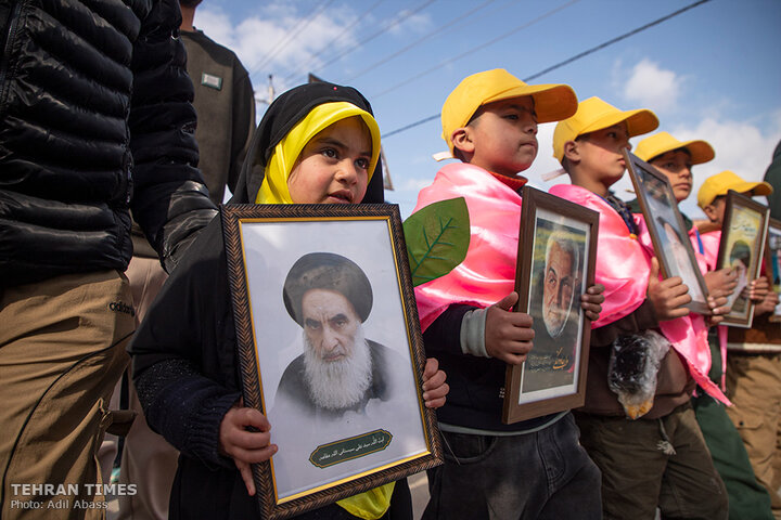 Kashmiris march in support of the Leader of the Islamic Revolution