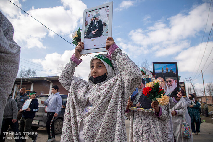 Kashmiris march in support of the Leader of the Islamic Revolution
