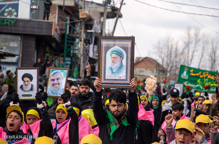 Kashmiris march in support of the Leader of the Islamic Revolution