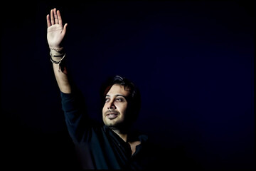 Singer Mohsen Chavoshi emerges as Islamic Revolution Artist of the Year