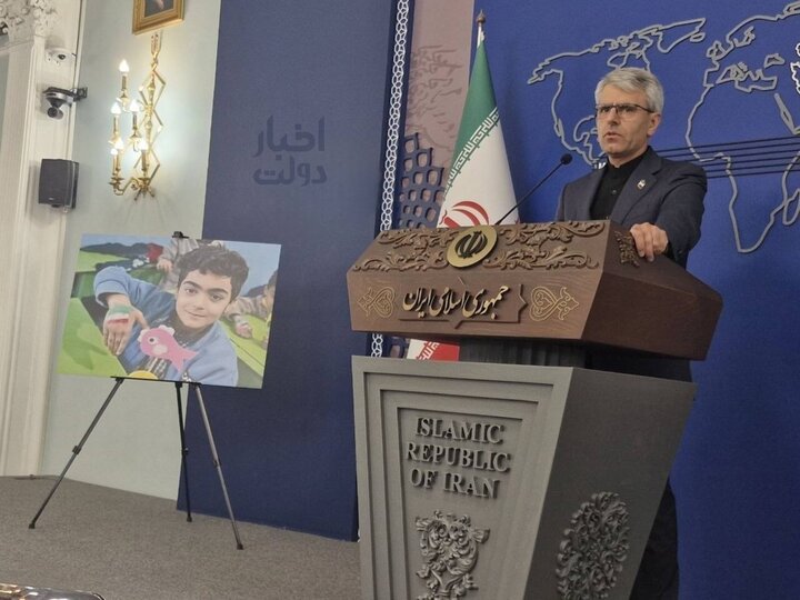 Photo of the missing martyr of Minab, Makan Nasiri, at the press conference of the MFA Spokesman