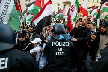 German police crackdown on demonstrators against crimes in Gaza and war against Iran, Berlin, May 16, 2026.