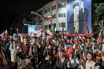 People from Chaharmahal and Bakhtiari Province held a gathering near the office of Iran’s martyred Leader to express allegiance to the ideals of the Islamic Revolution.