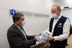 The director of Pasteur Institute of Iran, Dr. Alireza Biglari (left) received the new COVID-19 test kits from the WHO representative in the I.R. Iran, Dr. Christoph Hamelmann (right).