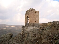 Ancient castles and fortresses in Iran: Zahhak Castle