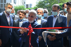 Finance and Economic Affairs Minister Farhad Dejpasand cutting the ribbon to inaugurate the business single-window system at the place of TCCIMA on Saturday.